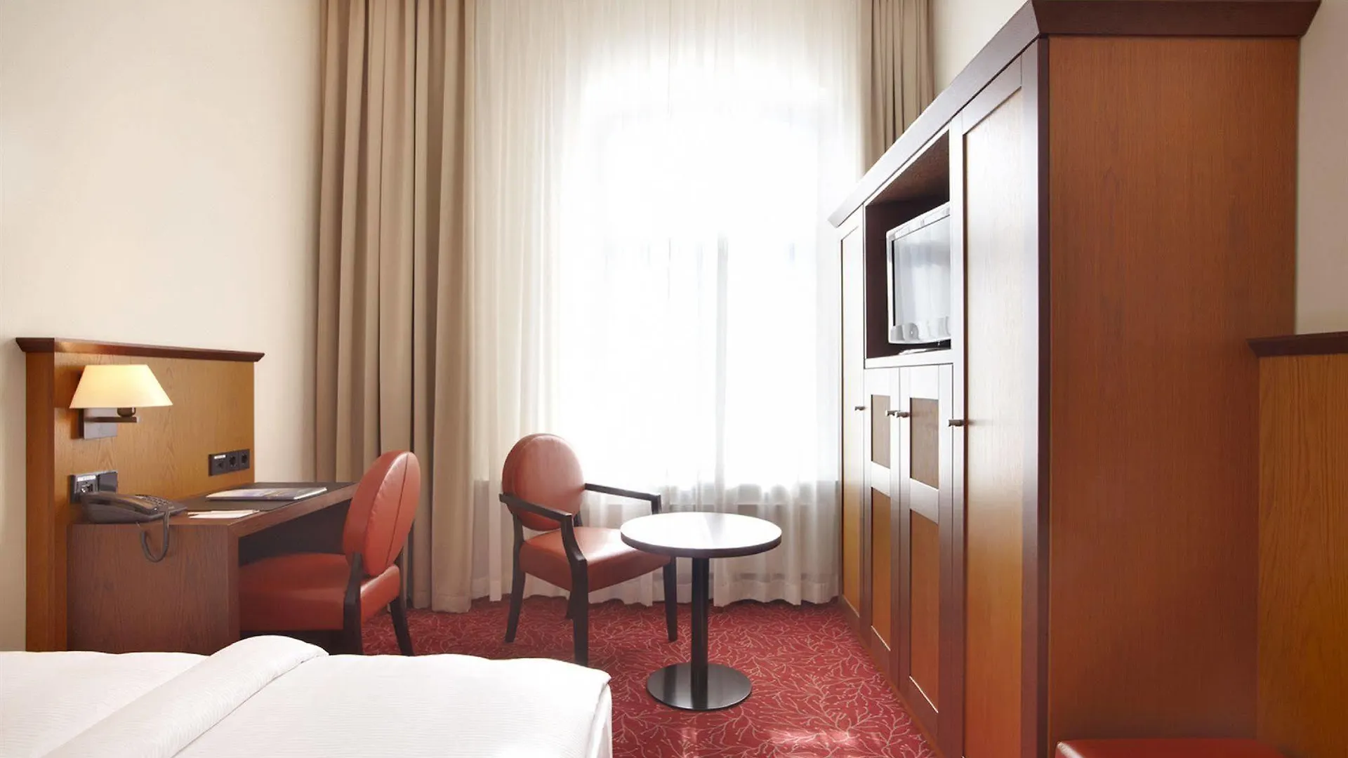 Hotel Hafen Hamburg 4*,