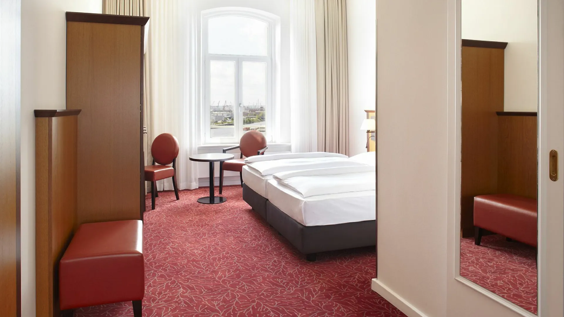Hotel Hafen Hamburg 4*,